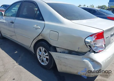 2004 Toyota Camry Le V6 z USA, uszkodzony, nr VIN 4T1BF32K24U066485